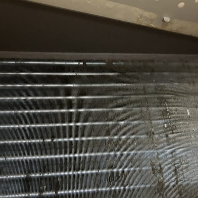 סוללת קירור של מזגן עם טיפות מים