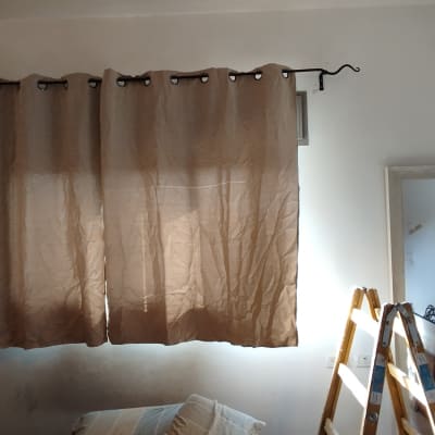 סולם עץ ליד וילון ומראה