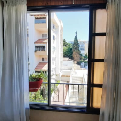 חלון אלומיניום עם וילונות לבנים