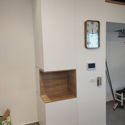 ארון עץ לבן עם מדף עץ פתוח