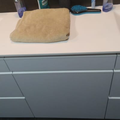 שיש עם מגבת, מברשת שיער ומברשות שיניים