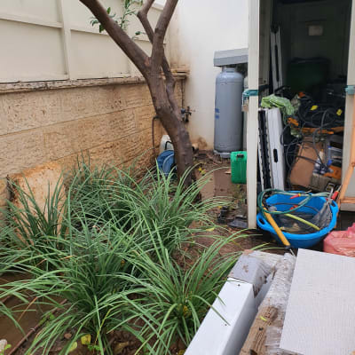 משאית עם ציוד ניקוי ואקום בחצר