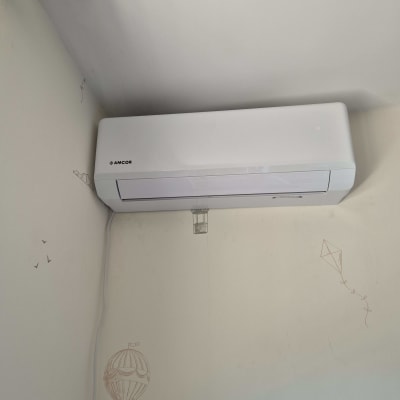 יחידת מיזוג אוויר מותקנת על קיר לבן