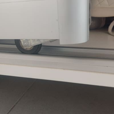 גלגל מתכת על מסילה מתכתית