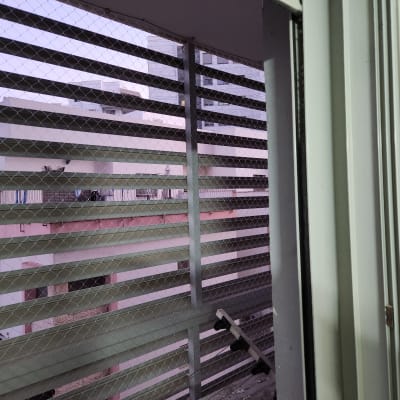 רשת יונים מותקנת על חלון למניעת כניסת יונים