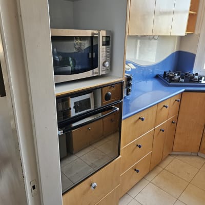 מטבח נקי עם תנור ומיקרוגל