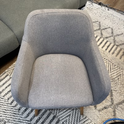 כיסא אפור על שטיח עם צינור ניקוי