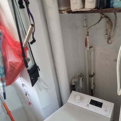 מכונת כביסה עם צינורות מים וחיבורים