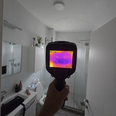 תמונה של מצלמה תרמית בחדר אמבטיה לאיתור נזילות
