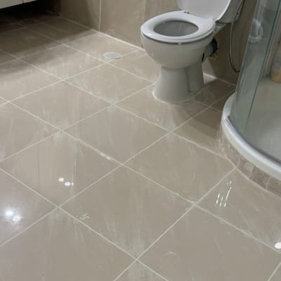 שירותים ומקלחת עם ריצוף חדש