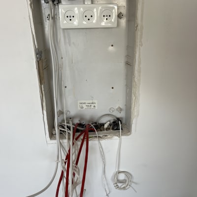 תיבת חיבורים עם כבלים חשמליים וקופסאות שקע