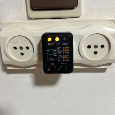 בודק שקעים חשמלי מחובר לשקע כפול