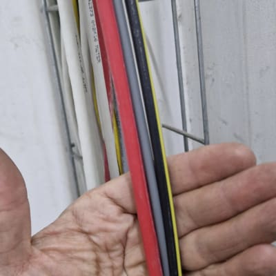 כבלים צבעוניים מוחזקים ביד, עבודה בתחום התקשורת