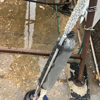 חלקי דוד שמש עם צינורות ומחברים על הקרקע