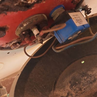 חלק תחתון של דוד שמש עם חיבורים חשמליים וצינורות