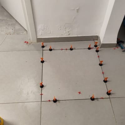 ריצוף חדש עם כלי התקנה על הרצפה