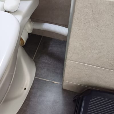 אסלה עם צינור ניקוז לבן מחובר