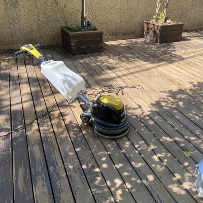 מכונת ליטוש על דק עץ בגינה