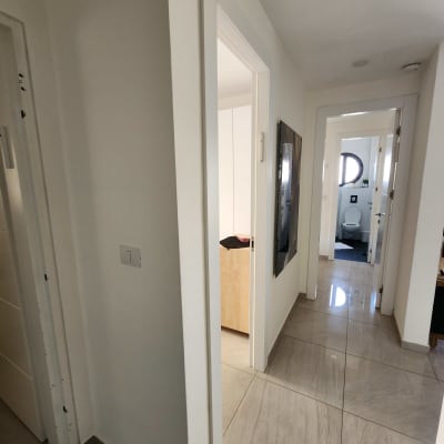 מסדרון עם דלתות פתוחות וחדרי שירותים