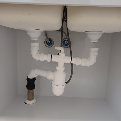צנרת פלסטיק מתחת לכיור כפול עם חיבורים