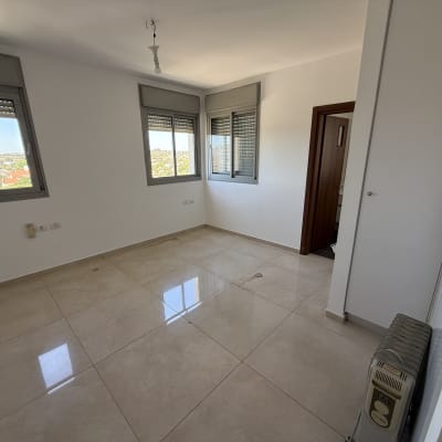 חדר ריק עם חלונות ורדיאטור