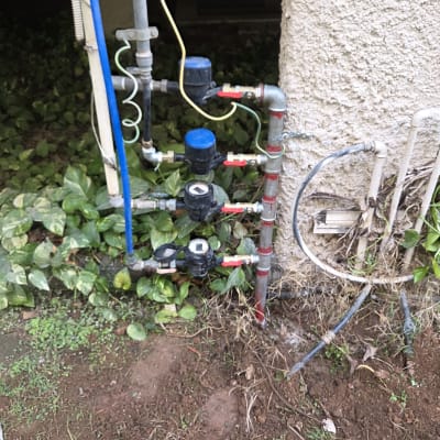 צנרת מים חיצונית עם ברזים וצינורות