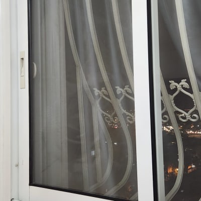 חלון עם תריסים לבנים ווילון לבן