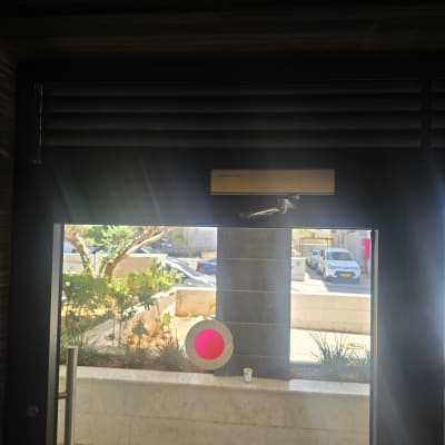 דלת זכוכית עם מנגנון סגירה אוטומטי
