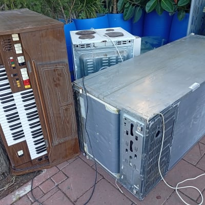 כלי נגינה וציוד חשמלי ישן על המדרכה