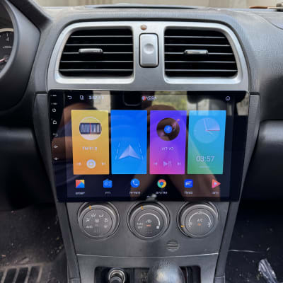 מערכת מולטימדיה ברכב עם מסך מגע ותצוגת אפליקציות