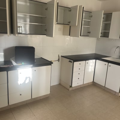 ארונות מטבח פתוחים ונקיים לחלוטין לאחר עבודת ניקיון