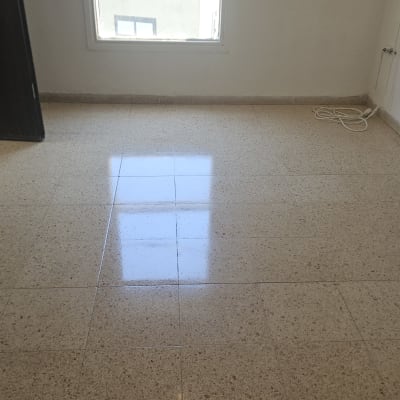 רצפה מבריקה בחדר ריק עם חלון