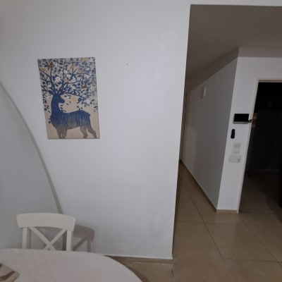 ציור של אייל עם עץ על קיר לבן