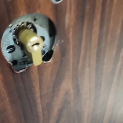 מנעול דלת ללא ידית על דלת עץ