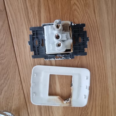 שקע חשמלי מפורק עם סימני שריפה