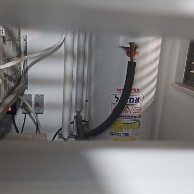 דוד שמש עם צינורות וחיבורים