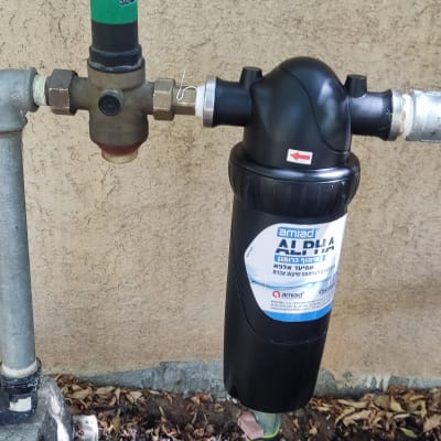 מסנן מים עם שסתום ירוק וצינורות