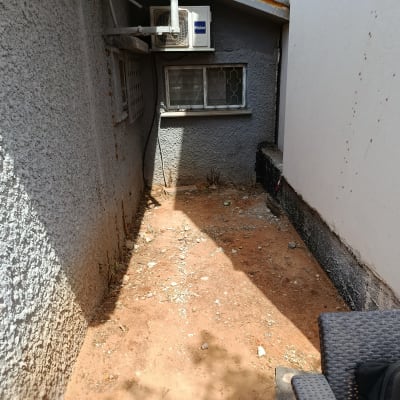 שטח אדמה בין קירות, מתאים לגינון