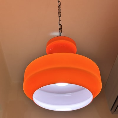 מנורה תלויה עם אהיל כתום ותאורה לבנה