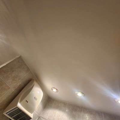 תקרה עם גופי תאורה עגולים ומייבש ידיים