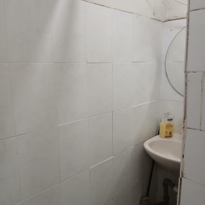 כיור קטן עם סבון בחדר אמבטיה פשוט