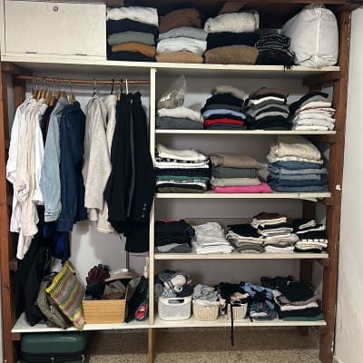 ארון בגדים מאורגן עם מדפים ותלייה