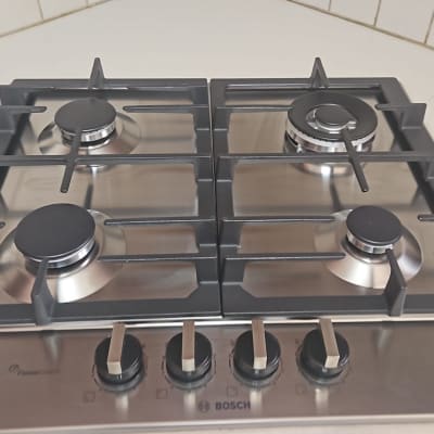 כיריים גז עם ארבעה מבערים וכפתורי שליטה