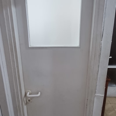 זכוכית חלבית במסגרת דלת לבנה