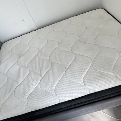 מזרן לבן עם דוגמת גלים על ספה אפורה