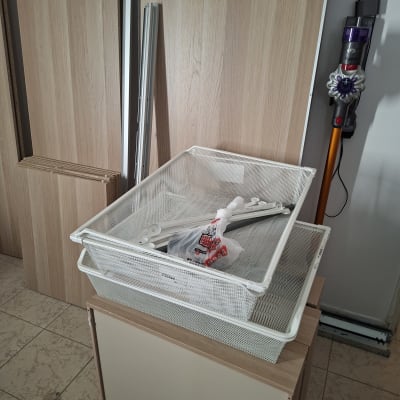 ארונות עץ וכלי עבודה בחדר