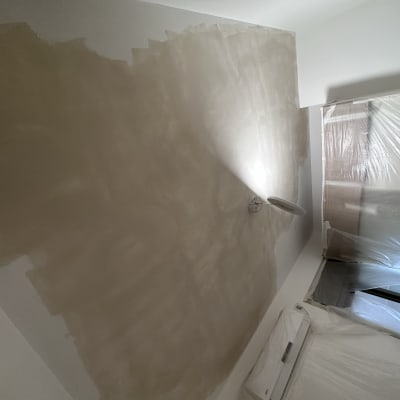 קיר צבוע חלקית בצבע בז