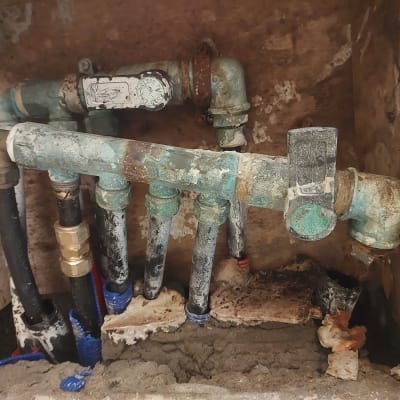 צינורות מתכת חלודים עם ברזים וחיבורים