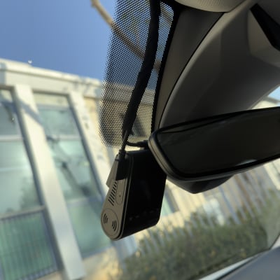 מצלמת רכב מותקנת על שמשת רכב