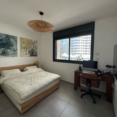 חדר שינה עם מיטה, שולחן עבודה ומחשב